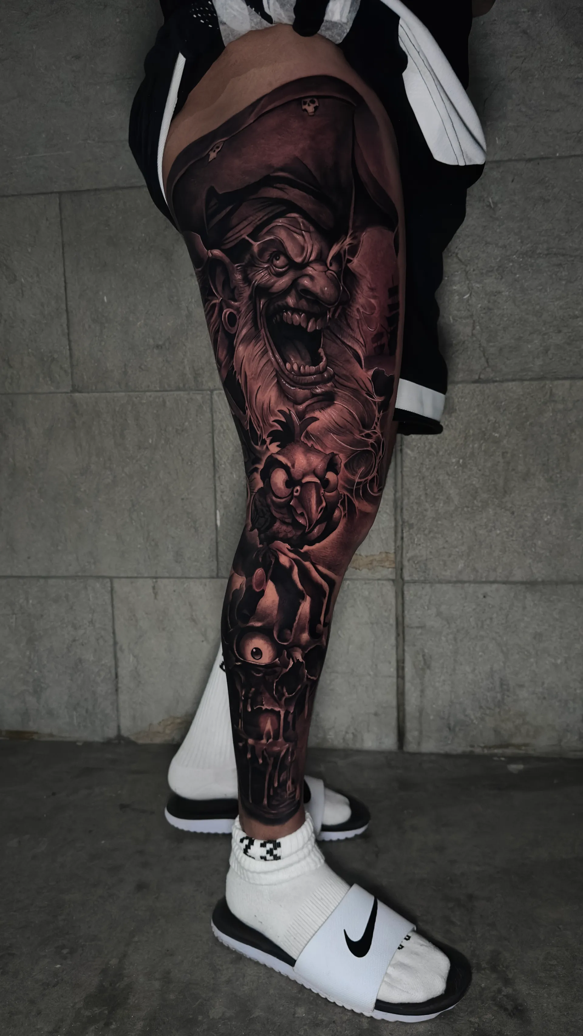 Tatuaje sleeve pierna completa — black and grey